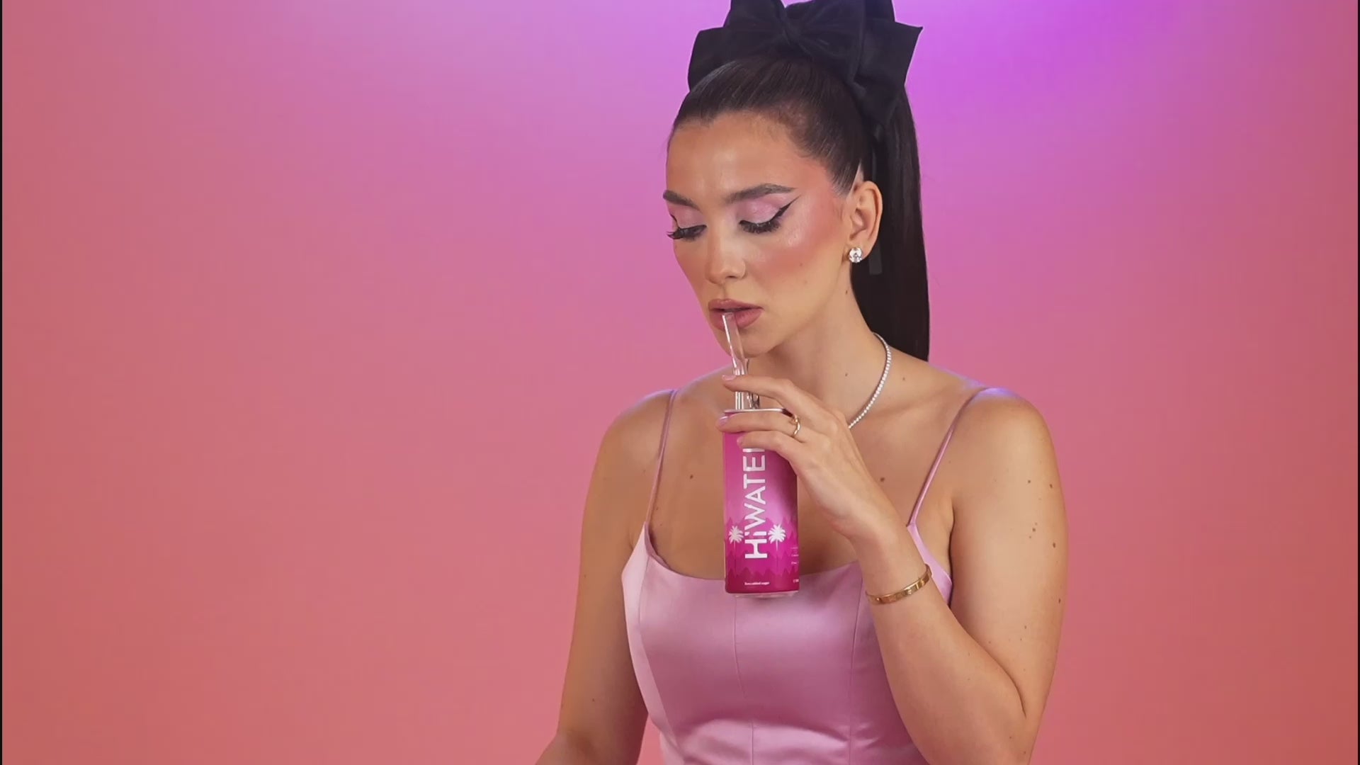 Încărcați videoclipul: 